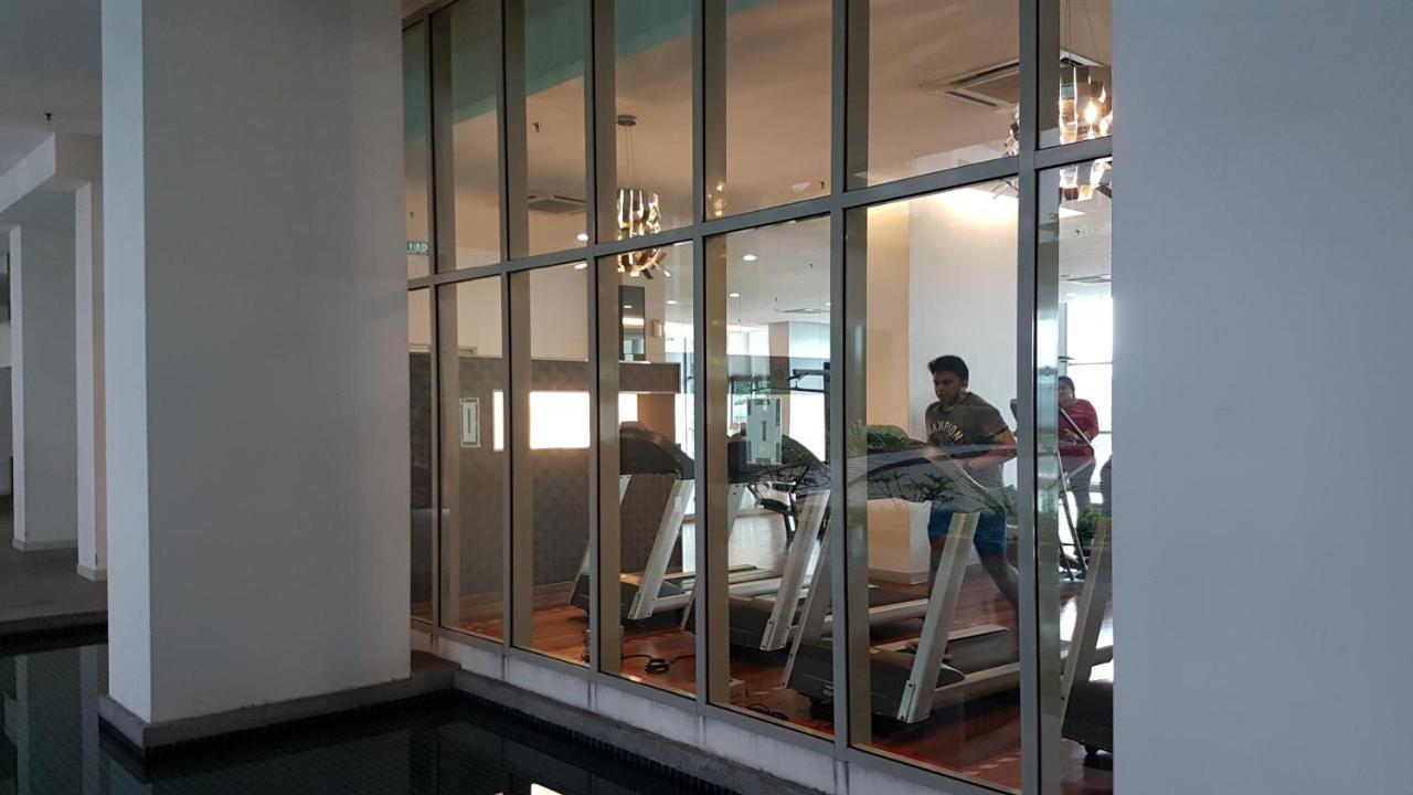 Starsbed Klcc Skyview Roof Pool Hostel Kuala Lumpur Exterior photo