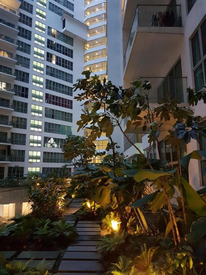 Starsbed Klcc Skyview Roof Pool Hostel Kuala Lumpur Exterior photo