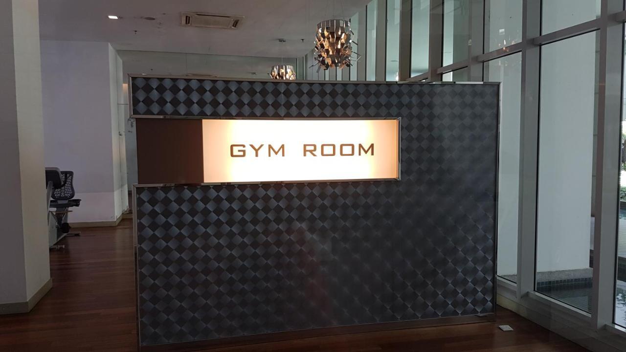 Starsbed Klcc Skyview Roof Pool Hostel Kuala Lumpur Exterior photo