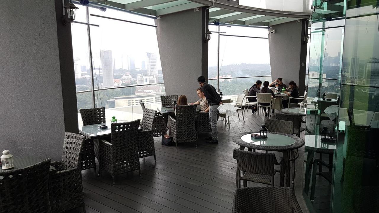 Starsbed Klcc Skyview Roof Pool Hostel Kuala Lumpur Exterior photo