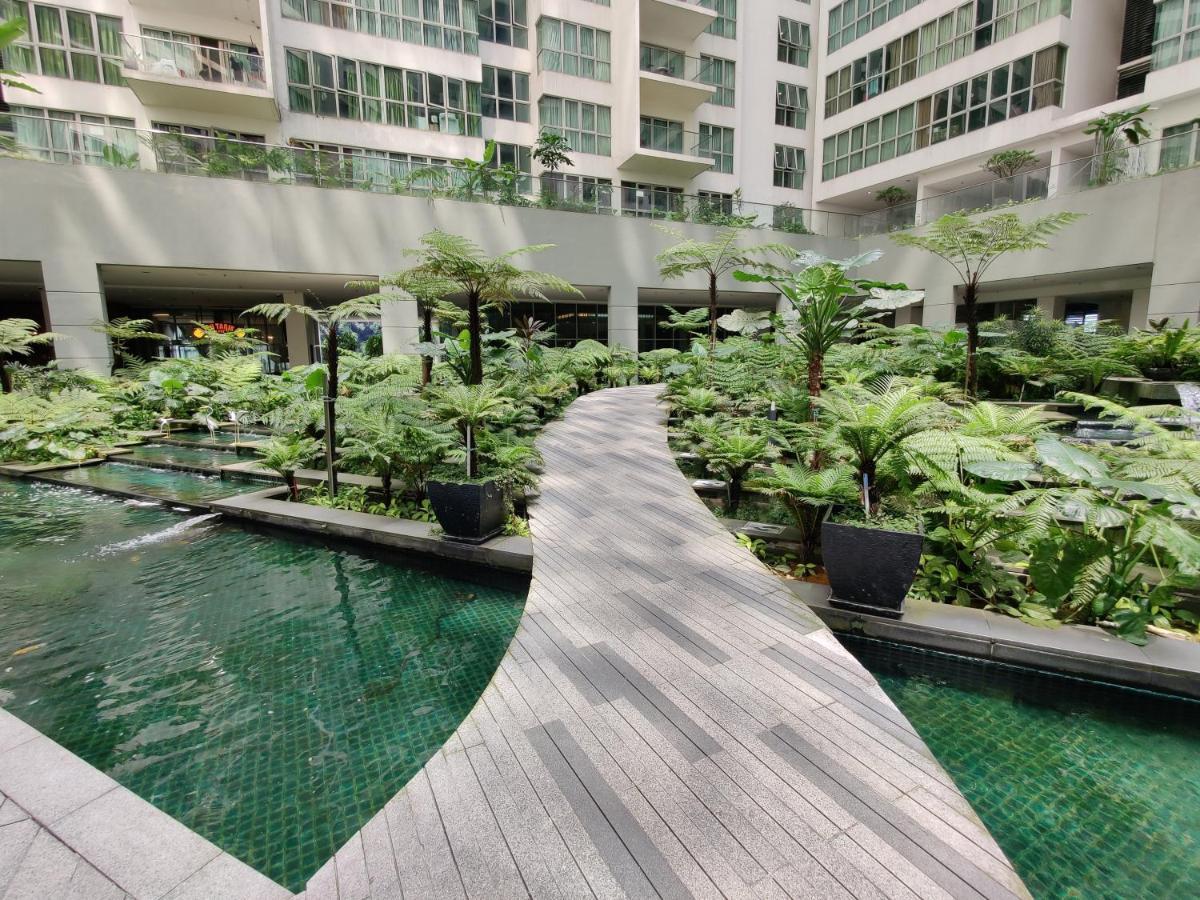 Starsbed Klcc Skyview Roof Pool Hostel Kuala Lumpur Exterior photo